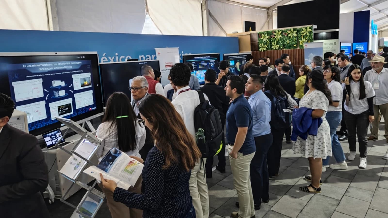 A Huawei apresentou seu novo sistema de armazenamento de energia em baterias (BESS) LUNA2000-241KWH na Energy & Innovation Fair 2026.