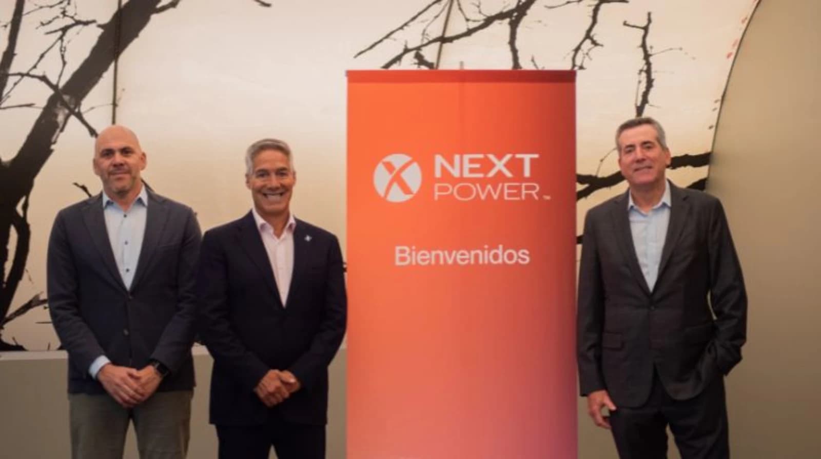 Alejo López, vicepresidente de Latinoamérica, Marco García, cofundador y Howard Wenger, presidente de Nextpower.
